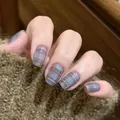 Unghie finte quadrate corte con motivo a quadri grigio-blu in stile autunno vintage - Quadretti Viola