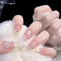 Unghie finte stile francese con fiocchi 3D e perle su base gialla e rosa - Bianco Puro (BY1462) / Stile Colla per Fototerapia