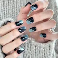 Vue détaillée des ongles œil-de-chat noir et argent sur fond de tricot doux - Bande Finie Taille Complète (30 Pcs/Plaque) / Ciel Azur (BY1709)