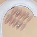 Unghie finte a mandorla nude eleganti con strass di lusso e finitura gel lucida - Stile Strass Fatto a Mano Color Cannella (BY1538) / Stile Colla per Fototerapia