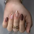 Uñas postizas almendradas color moca y nude con rayas brillantes en mano de mujer - Nubes Doradas - Estilo Pegamento Gel UV