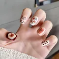 Unghie finte con orsetto cartoon carino in rosso e beige con fiocchi 3D eleganti - Stile Strisce per Unghie Preconfezionate