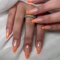 Lange mandelförmige French Press-on-Nägel mit orangefarbenen Spitzen und Schmetterlingsmuster - UV-Gel-Klebestil (BZ1523 Orangefarbene Jade-Verzierung) / 24 Stück/Set