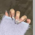 Französische Cat-Eye-Nägel zum Aufkleben mit glänzenden Strasssteinen und Metallketten - Gebrauchsfertige Nägel in der Box
