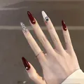 Gros plan d'ongles stiletto bordeaux de luxe avec paillettes argentées et strass brillants - Ongles à presser (30 pièces/boîte) / Cœur de Lune Violet (BY1858)