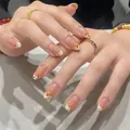 Faux ongles French avec confettis colorés présentés sur un fond en marbre chic - Toutes Tailles / Style Strass Peint Français / Pack de 30 / Fleur Colorée à Bord Blanc (BS2126)