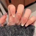 Dettaglio di unghie finte a mandorla con sfumatura rosa nude ed effetto glitter cat-eye - Stile Alto Sentimento / Scatola Standard
