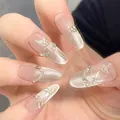 Detailansicht der Cat-Eye-Mandel-Nägel mit 3D-Blumenreliefs und kleinen Perlenbesatz - By1778 Goldene Zweige Und Jadeblätter / Tragbare Fingernägel 30 Stück/packung