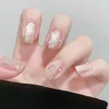 Dettaglio unghie finte occhio di gatto francese con fiori dorati e perle applicate - Stile Perla Fiore Dorato (Set Scatola Standard)