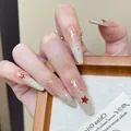 Stiletto-Kunstnägel mit Farbverlauf in Rosa und Grün, roten Sternen und weißen Kreuzen - Verlauf Stern (Boxed)