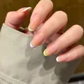 Faux ongles amande french avec bordures macaron colorées sur base nude - Style Boîte Multi-taille