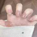 Faux ongles courts style French blush nude, forme carrée arrondie au fini brillant - Style Ongles à Presser / Emballage en boîte