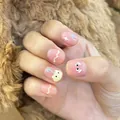 Uñas postizas pintadas a mano con estrellas de dibujos y base rosa transparente - Estilo en Caja