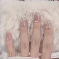 Dettaglio di unghie finte rosa con glitter champagne e frammenti di conchiglia aurora - Stile Come Giada Calda (BY1847) / Unghie finte (30 pezzi)