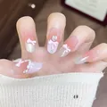 Dettaglio di unghie finte rosa cat-eye di lusso con fiocchi 3D e decorazioni strass - Taglia M / Stile Loto (BY2219)