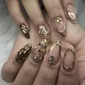 Unghie a mandorla con texture dorata 3D e dettagli glitter su pelliccia bianca - Stile con Colla (BZ1775)