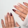 Unghie finte a mandorla con punte francesi dorate e motivi floreali a onde in 3D - Design Floreale Bordeaux (Stile Colla)
