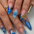 Unghie finte a mandorla blu vintage con fiori 3D e dettagli metallici dorati - Tipo di Colla / Blu Oro (BZ1897)