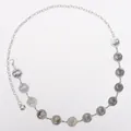 Dettaglio della catena da vita in metallo argento con monete a rilievo e chiusura a moschettone - Stile Moneta a Strato Singolo / Argento