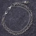 Detail einer zweilagigen Punk-Skelett-Hosenkette mit silbernen Gliedern und Karabinerverschluss - Doppellagiger Totenkopf Stil / Silber