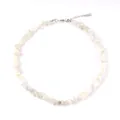 Detail van natuurlijke witte stenen choker met onregelmatige kwarts en zilveren sluiting - Witte Grind Halsketting