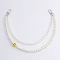 Dubbellaagse witte parelketting met een gele smiley-bedel en zilveren karabijnsluitingen - Zilver