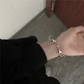 Detalle de una pulsera de cadena de espinas plateada con eslabones gruesos y cierre de langosta - Pulsera Espinas Gruesas Plateada