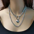 Collana a doppio strato argentata con medaglione a cuore e chiusura a levetta sul collo - Argento