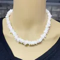 Collar gargantilla de fragmentos de concha blanca en un maniquí de color beige - Collar de Concha Blanco