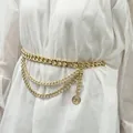 Elegante cadena corporal dorada de varias capas con colgante de moneda en vestido - Estilo de Colgante de Moneda Multicapa / Dorado