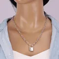 Collana in argento con ciondolo a lucchetto minimalista su catena a O indossata su camicia - Collana Lucchetto a Strato Singolo / Argento