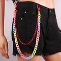 Detail der bunten Acryl-Hosenkette mit regenbogenfarbenen Gliedern auf schwarzen Denim-Shorts - Rot