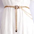 Elegante cinturón de cadena dorada con capas dobles y colgante de corazón en vestido - Dorado