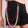 Dubbellaagse Y2K broekketting met regenboog hars en rode acryl schakels op spijkershorts - Rood
