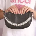 Borsa a mezzaluna nera con rilievi cartoon e tracolla doppia in perle e metallo - Argento