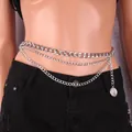 Zilveren gelaagde tailleketting met retro munt hanger op zwarte spijkerbroek - Wit K/Zilver