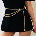 Mehrlagige goldene Körperkette mit Vintage-Blumenanhänger für Damen auf schwarzem Kleid - 01 Gold Sonnenblume