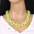 Collier à grosse chaîne en acrylique vert néon de style punk sur un buste de mannequin - Vert