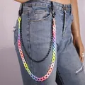 Dubbellaagse regenboog acryl broekketting met zwarte karabijnsluitingen op blauwe jeans - Zwart
