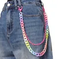 Dubbele laag regenboog acryl broekketting met roze sluitingen op een spijkerbroek - Rozerood