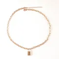 Collana a catena dorata con un ciondolo a lucchetto rettangolare minimalista e finitura lucida - Collana Lucchetto a Strato Singolo / Oro