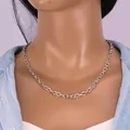 Collana a catena in metallo argento lucido con maglie ovali sul collo di un modello - Collana Base a Strato Singolo / Argento