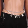 Catena da vita bohémien multistrato argento con perle finte e ciondoli a moneta su jeans - Argento