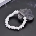 Macro-opname van witte schelpsteen armband met verstelbare zilveren karabijnsluiting - Witte Gebroken Schelp Armband
