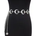 Détail de la chaîne de taille en métal lune et étoile avec pendentif soleil sur mannequin - Argent