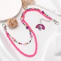 Detalle de cadena de resina rosa con cuentas de colores y colgante animado - Rosa rojo