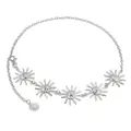 Detailansicht der silbernen Sonnenanhänger an der metallischen Taillenkette - Stil 4 (Silber)