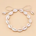 Dettaglio del cordino in cotone regolabile e conchiglie su una collana stile spiaggia - Cordino Bianco Sciolto / Bianco