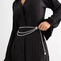 Détail d'une ceinture chaîne argentée multicouche avec boucle ciselée sur robe noire - Style Multicouche Pièce Portrait Argenté