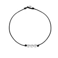 Collana minimalista in corda intrecciata nera con tre perle bianche su sfondo bianco - Collana Cordino Nero con Perle (Multi-perla)